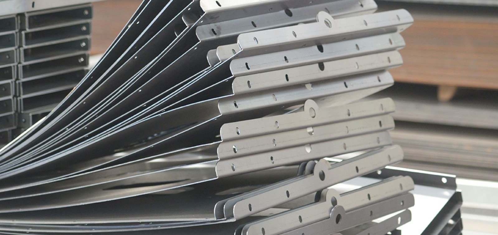 Gestapelte abgekantete Blechteile aus der CNC-Fertigung