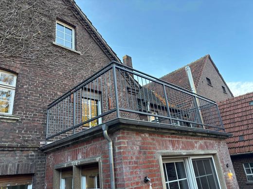 Balkongeländer aus Stahl in Anthrazit an einem Klinkerhaus