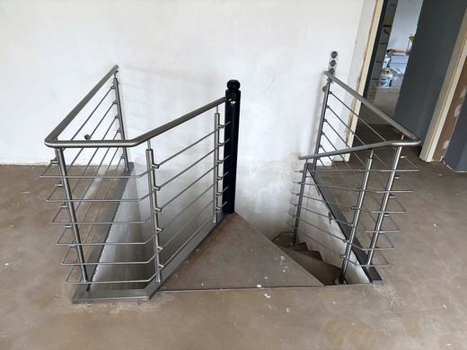 Edelstahlgeländer mit Querstäben rund um ein Treppenauge