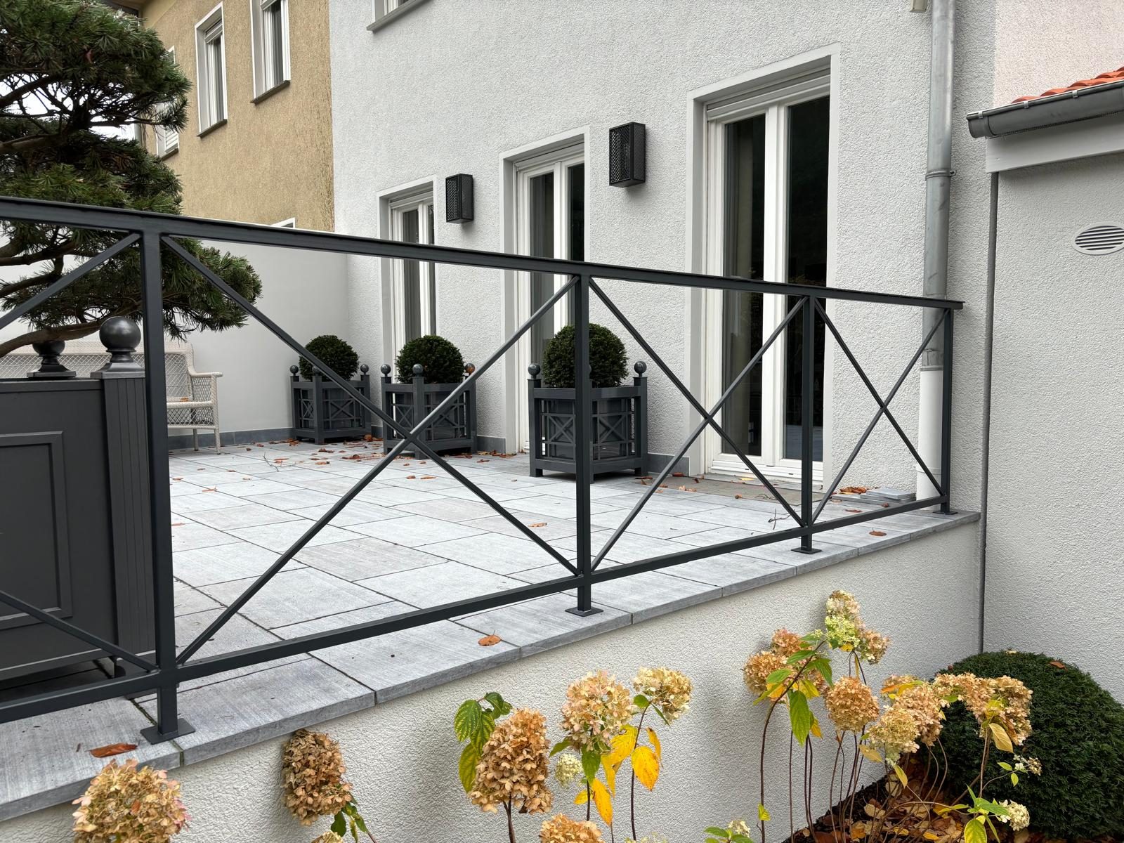 Terrassengeländer aus Stahl mit Kreuzmuster