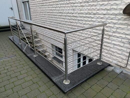Edelstahlgeländer mit Querstäben an einem Kellerabgang