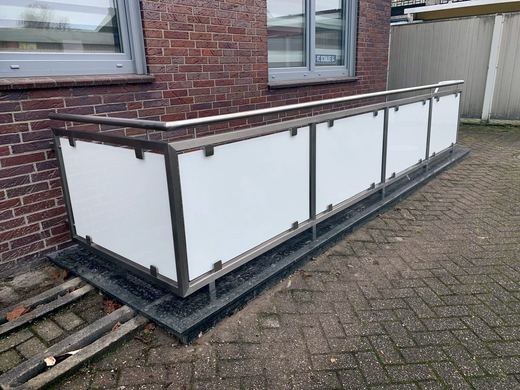 Edelstahl-Brüstung mit weißen Füllplatten an einer Terrasse