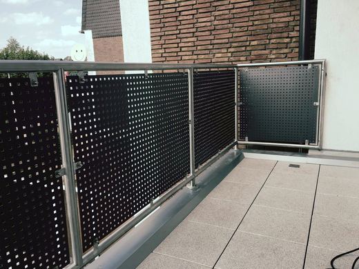 Terrassengeländer mit Lochblechfüllung in Anthrazit