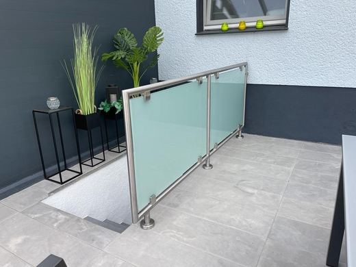 Edelstahl-Glasgeländer an einem Treppenabgang auf der Terrasse