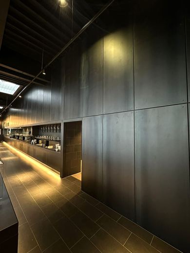 Wandverkleidung aus Stahlblech in einem Restaurant