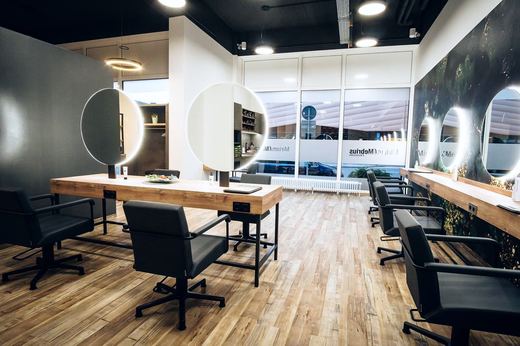 Friseursalon mit Arbeitsplätzen auf Stahlgestellen