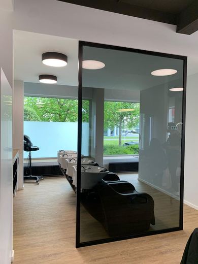 Raumteiler aus schwarzem Stahl und Glas