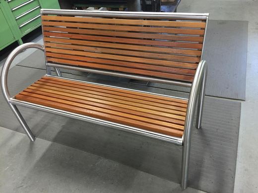 Sitzbank aus Edelstahl mit Holzlatten