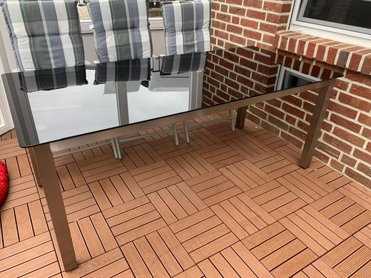 Terrassentisch mit Edelstahlgestell und Glasplatte
