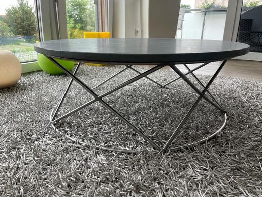 Runder Couchtisch mit filigranem Edelstahlgestell