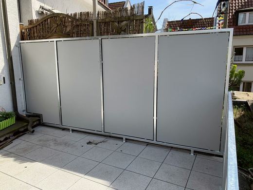 Sichtschutzwand aus Metallpaneelen auf einer Terrasse