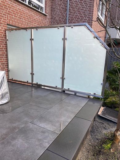 Windschutz mit satiniertem Glas auf einer Terrasse