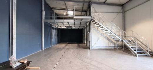 Stahlbühne mit zweiläufiger Treppe in einer Halle
