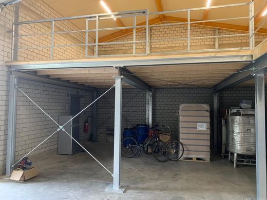 Verzinkte Lagerbühne mit Geländer in einer Halle