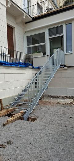 Verzinkte Stahltreppe mit Geländer im Innenhof