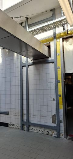 Stahlrahmen-Konstruktion in einem Gebäude
