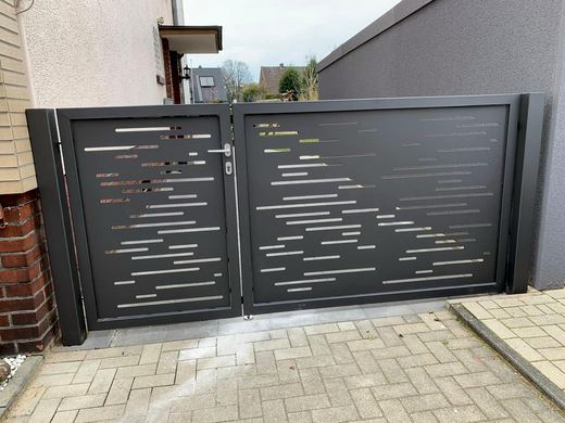 Doppelflügeltor in Anthrazit mit gelasertem Muster
