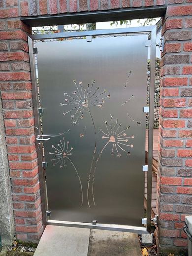 Edelstahl-Gartentür mit gelasertem Pusteblumen-Motiv