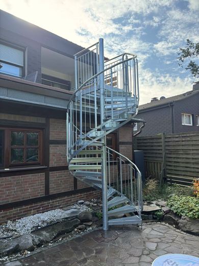 Verzinkte Wendeltreppe an einem Wohnhaus