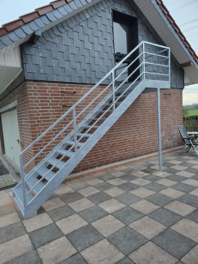 Verzinkte Außentreppe mit Podest an einem Wohnhaus