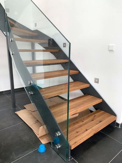 Stahltreppe mit Holzstufen und Glasgeländer