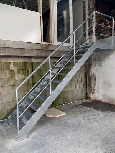 Verzinkte Stahltreppe mit Geländer im Innenhof