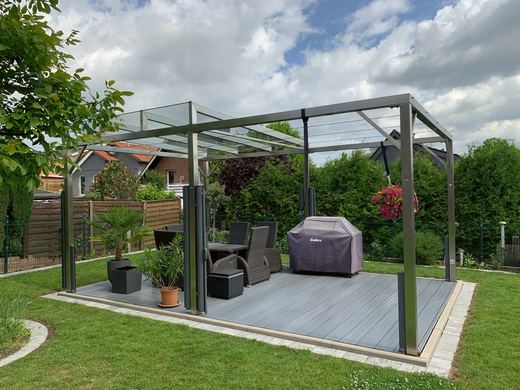 Freistehende Terrassenüberdachung mit Glasdach