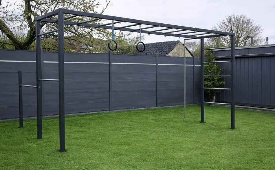 Klettergerüst aus Metall in einem Garten