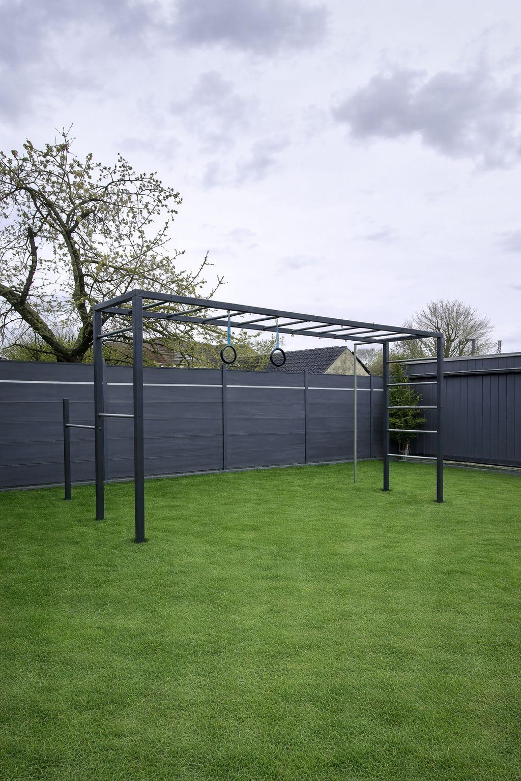 Klettergerüst aus pulverbeschichtetem Metall in einem Garten