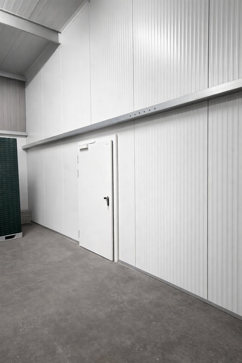 Kühlraumtür in weißer Paneelwand