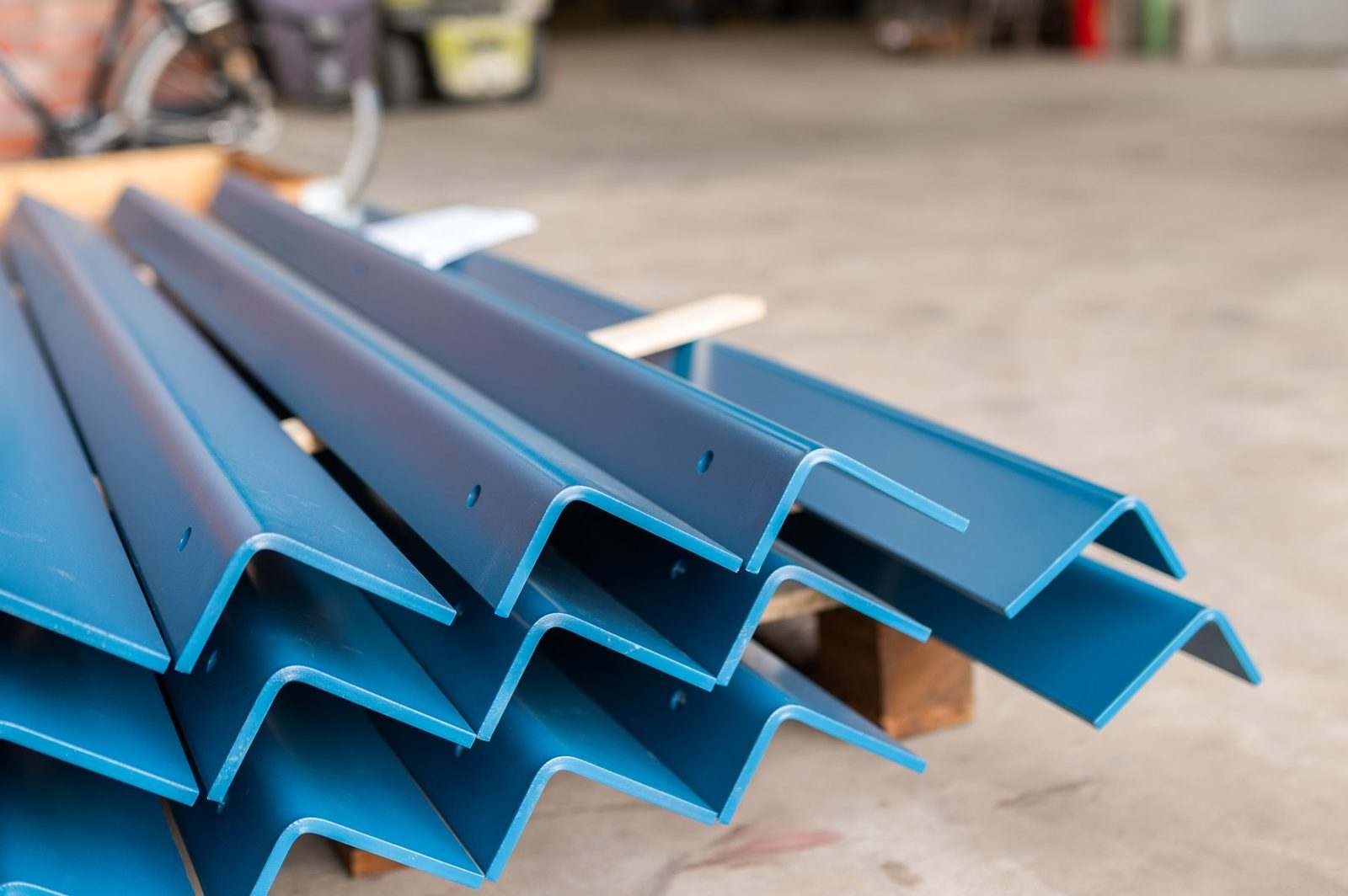 Pulverbeschichtete Metallprofile in Blau
