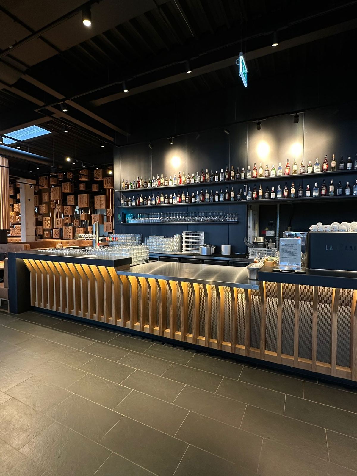Beleuchtete Bartheke mit Holzfront in einem Restaurant